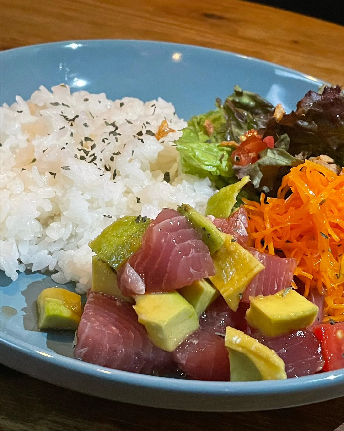 本日の日替わりワンプレートランチはマグロとアボカドのポキです