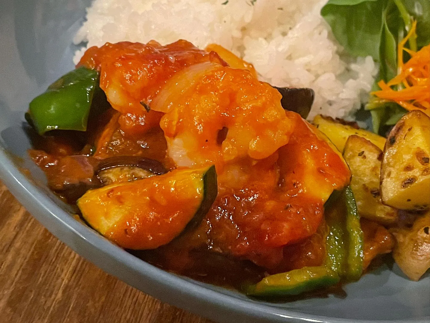 8月16日金曜日 本日の日替りワンプレートは海老と夏野菜のト...